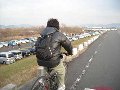 自転車で大会会場へ
